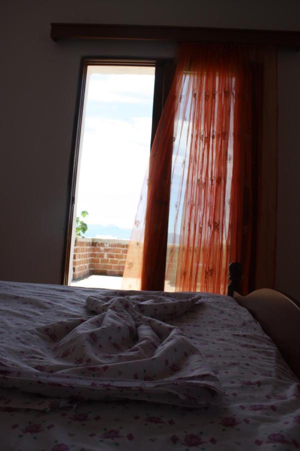Guesthouse Benardo Sarande Ngoại thất bức ảnh