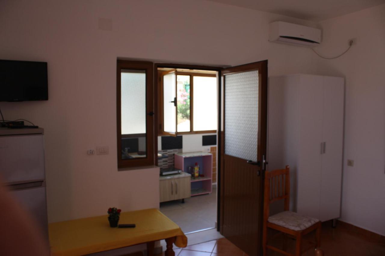 Guesthouse Benardo Sarande Ngoại thất bức ảnh