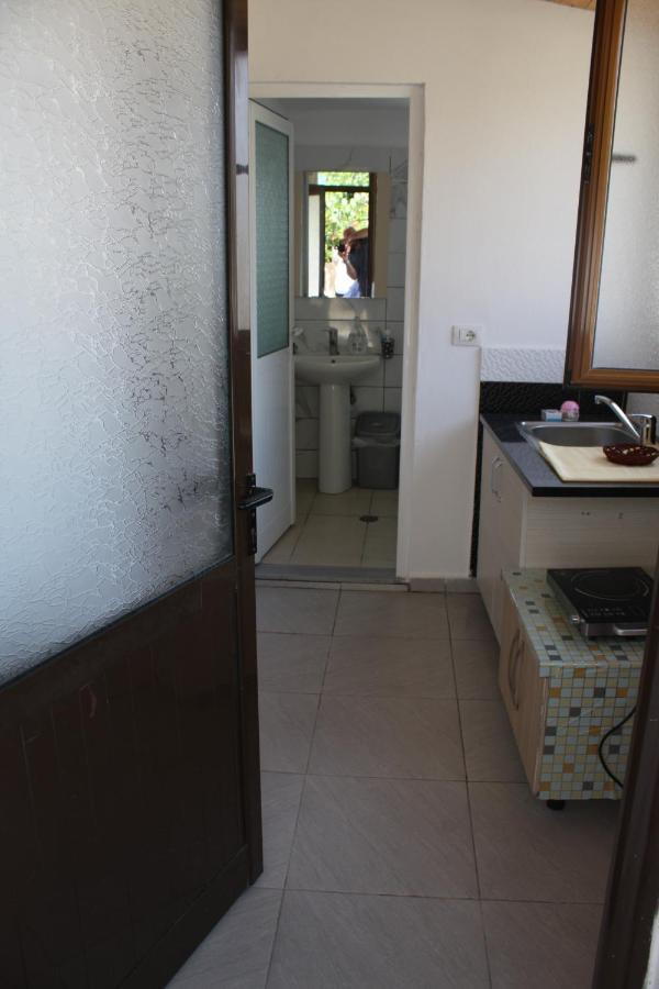 Guesthouse Benardo Sarande Ngoại thất bức ảnh